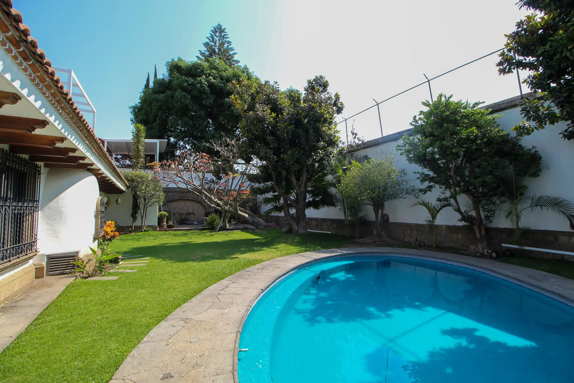 Jardín y Piscina - Casa Luha